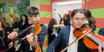 Χριστουγεννιάτικη επίσκεψη αγάπης στο Μποδοσάκειο Νοσοκομείο από μαθητές του Μουσικού Σχολείου Πτολεμαΐδας (ρεπορτάζ της Κούλας Πουλασιχίδου)