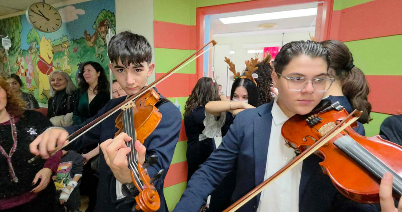 Χριστουγεννιάτικη επίσκεψη αγάπης στο Μποδοσάκειο Νοσοκομείο από μαθητές του Μουσικού Σχολείου Πτολεμαΐδας (ρεπορτάζ της Κούλας Πουλασιχίδου)
