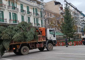 Κοζάνη: Άλλαξε το χριστουγεννιάτικο δέντρο στην κεντρική πλατεία! (φωτο)