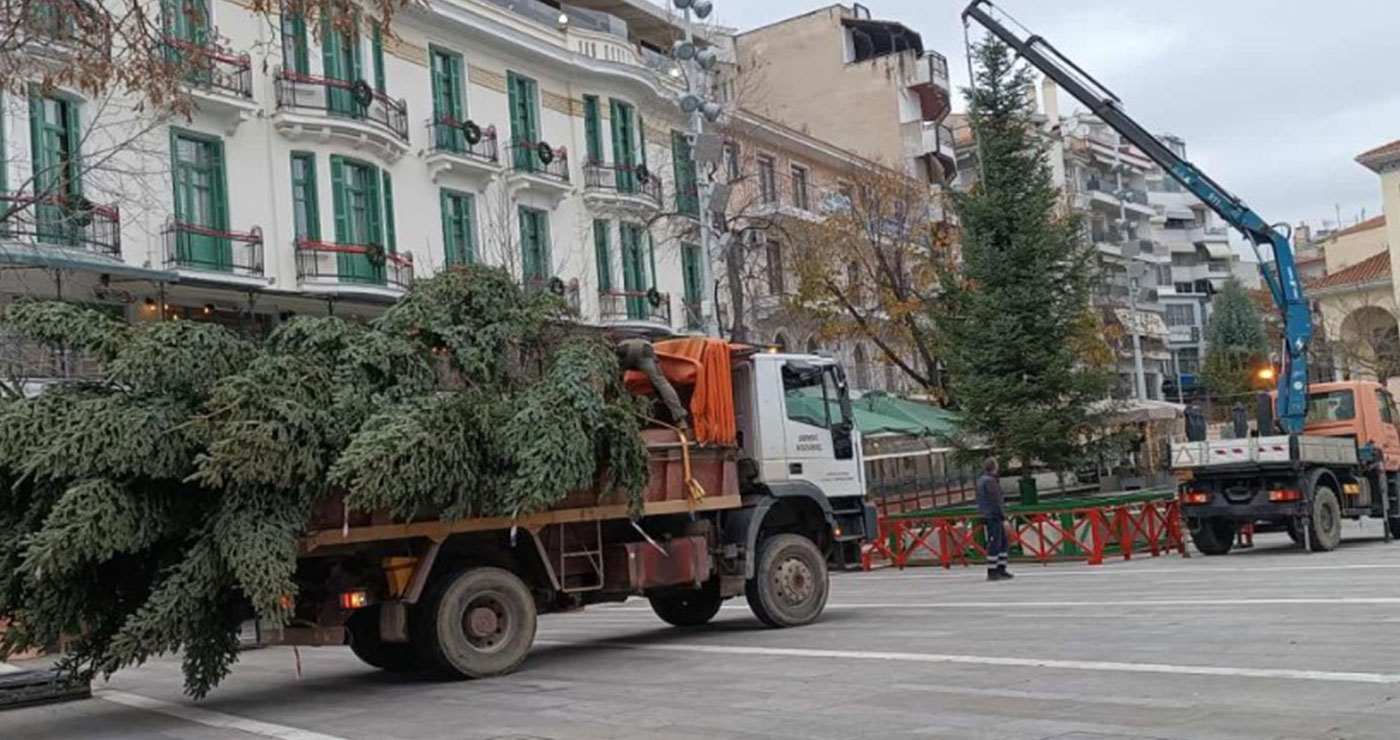 Κοζάνη: Άλλαξε το χριστουγεννιάτικο δέντρο στην κεντρική πλατεία! (φωτο)