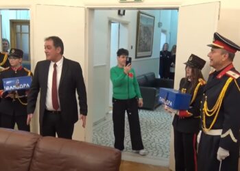 Κοζάνη: Πανδώρα, στρατός και σύλλογοι είπαν τα κάλαντα στον δήμαρχο (video)