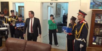 Κοζάνη: Πανδώρα, στρατός και σύλλογοι είπαν τα κάλαντα στον δήμαρχο (video)