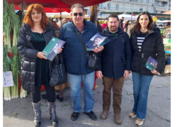 Κλιμάκιο του ΠΑΣΟΚ επισκέφθηκε τη Λαϊκή Αγορά Πτολεμαΐδας και συνομίλησε με τους πολίτες για το αυξημένο κόστος ζωής (Φωτογραφίες)