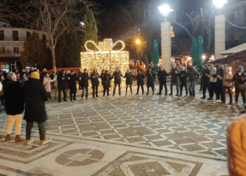 Οι 11 Πολιτιστικοί Σύλλογοι της Πτολεμαΐδας γιόρτασαν στην “Αυλή του Άη Βασίλη” με κέφι και χορό (Βίντεο + Φωτογραφίες)