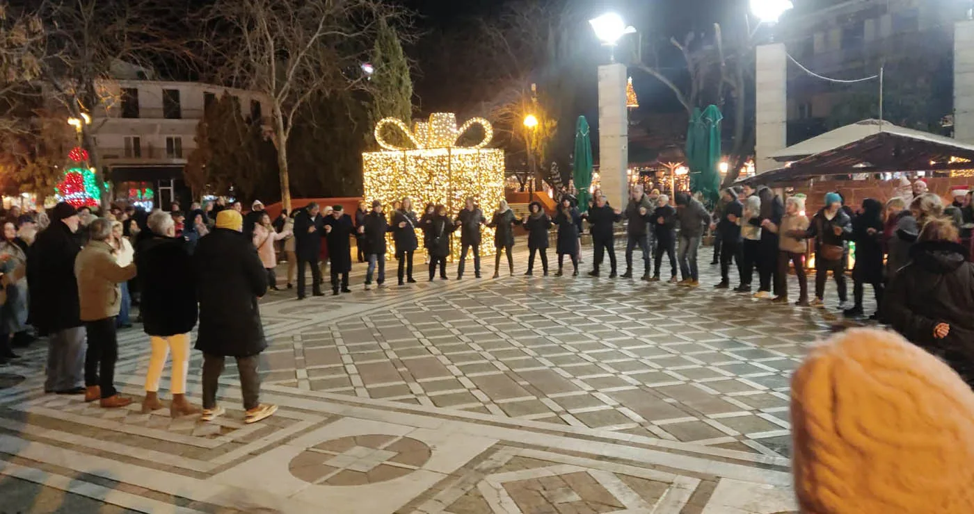 Οι 11 Πολιτιστικοί Σύλλογοι της Πτολεμαΐδας γιόρτασαν στην “Αυλή του Άη Βασίλη” με κέφι και χορό (Βίντεο + Φωτογραφίες)