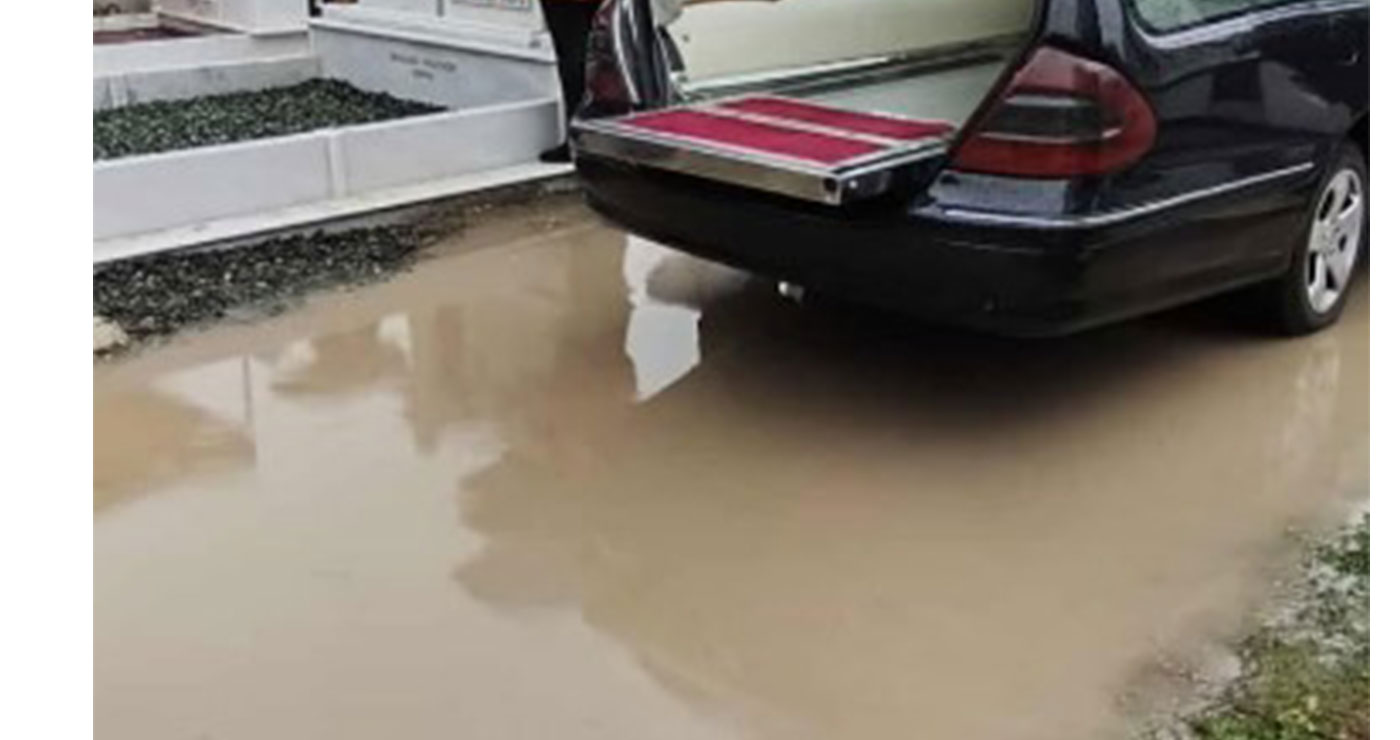 Πτολεμαΐδα: Πλημμυρισμένοι διάδρομοι εντός του νεκροταφείου λόγω έντονης βροχόπτωσης (φωτο)