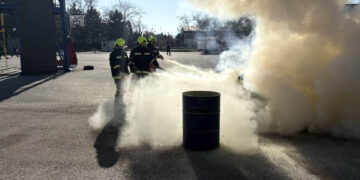 Πρακτική εκπαίδευση στη χρήση πυροσβεστήρων για τους σπουδαστές της Σχολής Πυροσβεστών Πτολεμαΐδας