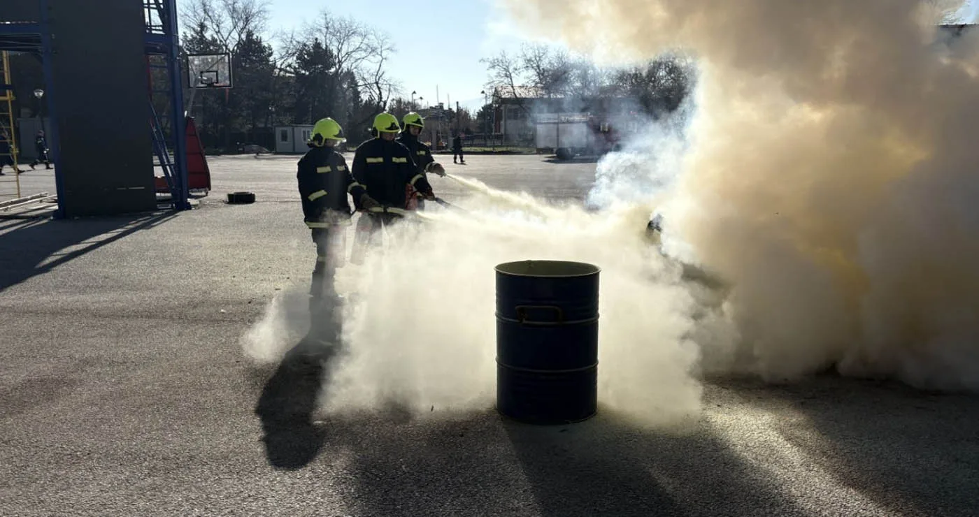 Πρακτική εκπαίδευση στη χρήση πυροσβεστήρων για τους σπουδαστές της Σχολής Πυροσβεστών Πτολεμαΐδας