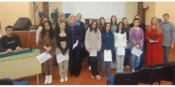 Χριστουγεννιάτικα κάλαντα και ευχές από τους σπουδαστές του Γ’ εξαμήνου Υποκριτικής Τέχνης της ΣΑΕΚ Πτολεμαΐδας! (Ρεπορτάζ της Κούλας Πουλασιχίδου)