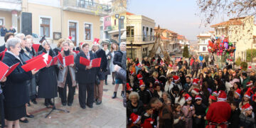 Τα Σέρβια γέμισαν κόκκινο, χαμόγελα και παιδικές φωνές στο Santa Run 2025