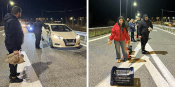 Αγρότες από το Βέρμιο και την Καστοριά μοίρασαν τα προϊόντα τους σε όσους πέρασαν από το μπλόκο στα διόδια Σιάτιστας (Βίντεο)