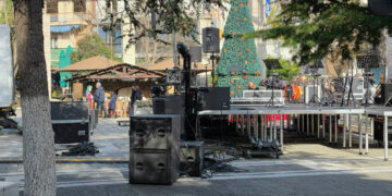 Πτολεμαΐδα: Στο”φουλ” οι προετοιμασίες στην κεντρική πλατεία για το άναμμα του δέντρου και την μεγάλη συναυλία με τον Γιώργο Λιβάνη (της Κούλας Πουλασιχίδου)