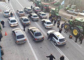 Μπλόκο στον κόμβο Φιλώτα: Στο πλευρό των αγροτών οδηγοί ταξί από Πτολεμαΐδα