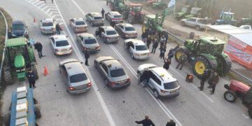 Μπλόκο στον κόμβο Φιλώτα: Στο πλευρό των αγροτών οδηγοί ταξί από Πτολεμαΐδα