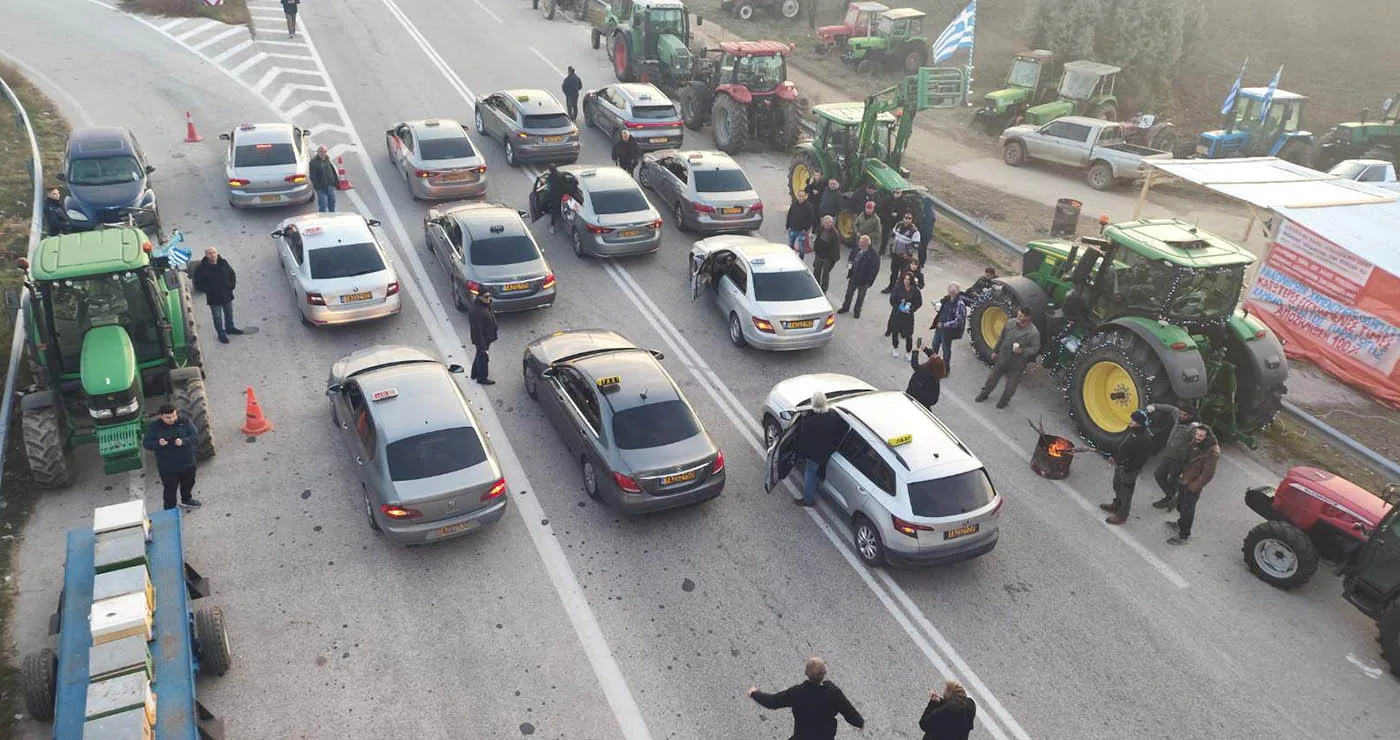 Μπλόκο στον κόμβο Φιλώτα: Στο πλευρό των αγροτών οδηγοί ταξί από Πτολεμαΐδα