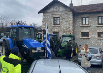 Κοίλα Κοζάνης: Τα τρακτέρ αναχωρούν για το μεγαλύτερο μπλόκο αγροτών στη Σιάτιστα (Βίντεο)