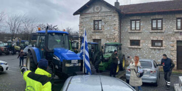 Κοίλα Κοζάνης: Τα τρακτέρ αναχωρούν για το μεγαλύτερο μπλόκο αγροτών στη Σιάτιστα (Βίντεο)
