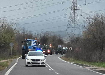 Κομβόι τρακτέρ κατευθύνεται μαζικά προς το μπλόκο της Σιάτιστας (Βίντεο και Φωτογραφίες)