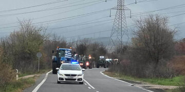 Κομβόι τρακτέρ κατευθύνεται μαζικά προς το μπλόκο της Σιάτιστας (Βίντεο και Φωτογραφίες)