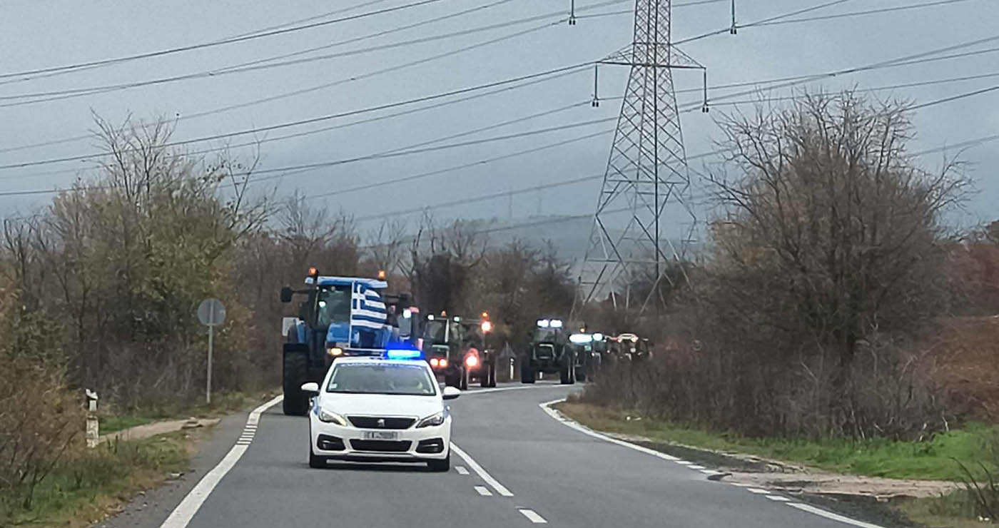 Κομβόι τρακτέρ κατευθύνεται μαζικά προς το μπλόκο της Σιάτιστας (Βίντεο και Φωτογραφίες)