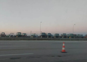 Διόδια Μαλγάρων – Παρατεταγμένα τα τρακτέρ, περνούν τα οχήματα με καθυστέρηση