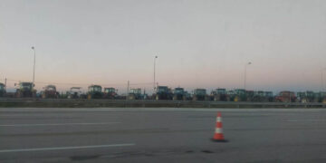 Διόδια Μαλγάρων – Παρατεταγμένα τα τρακτέρ, περνούν τα οχήματα με καθυστέρηση