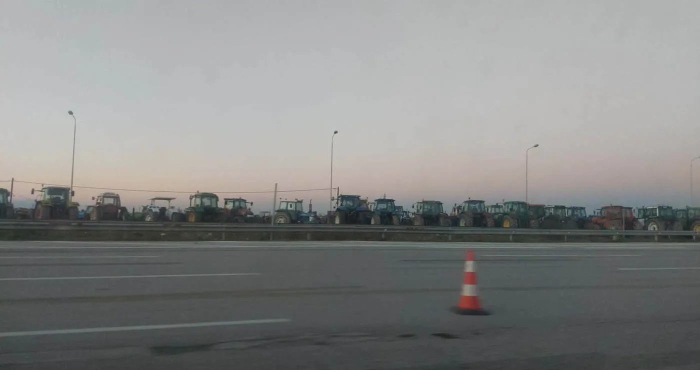 Διόδια Μαλγάρων – Παρατεταγμένα τα τρακτέρ, περνούν τα οχήματα με καθυστέρηση