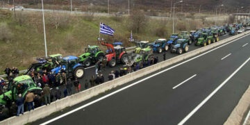 Οι αγρότες φτάνουν στο μεγάλο μπλόκο της Σιάτιστας και ενώνουν τις δυνάμεις τους (Βίντεο & Φωτογραφίες)