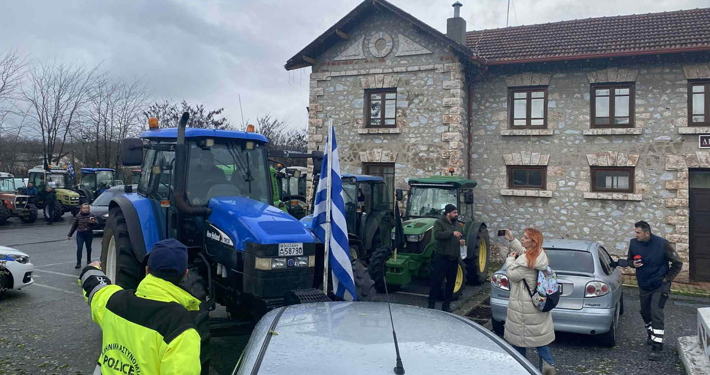 Κοίλα Κοζάνης: Τα τρακτέρ αναχωρούν για το μεγαλύτερο μπλόκο αγροτών στη Σιάτιστα (Βίντεο)