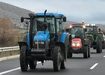 Πριν λίγο: Τα τρακτέρ από την Κοζάνη μπήκαν στην Εγνατία στον δρόμο για Σιάτιστα
