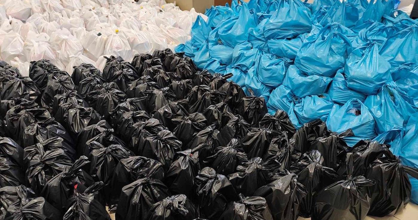 Πολλές τσάντες με τρόφιμα και είδη πρώτης ανάγκης είναι έτοιμες για διανομή στους δημότες του Άργους Ορεστικού.