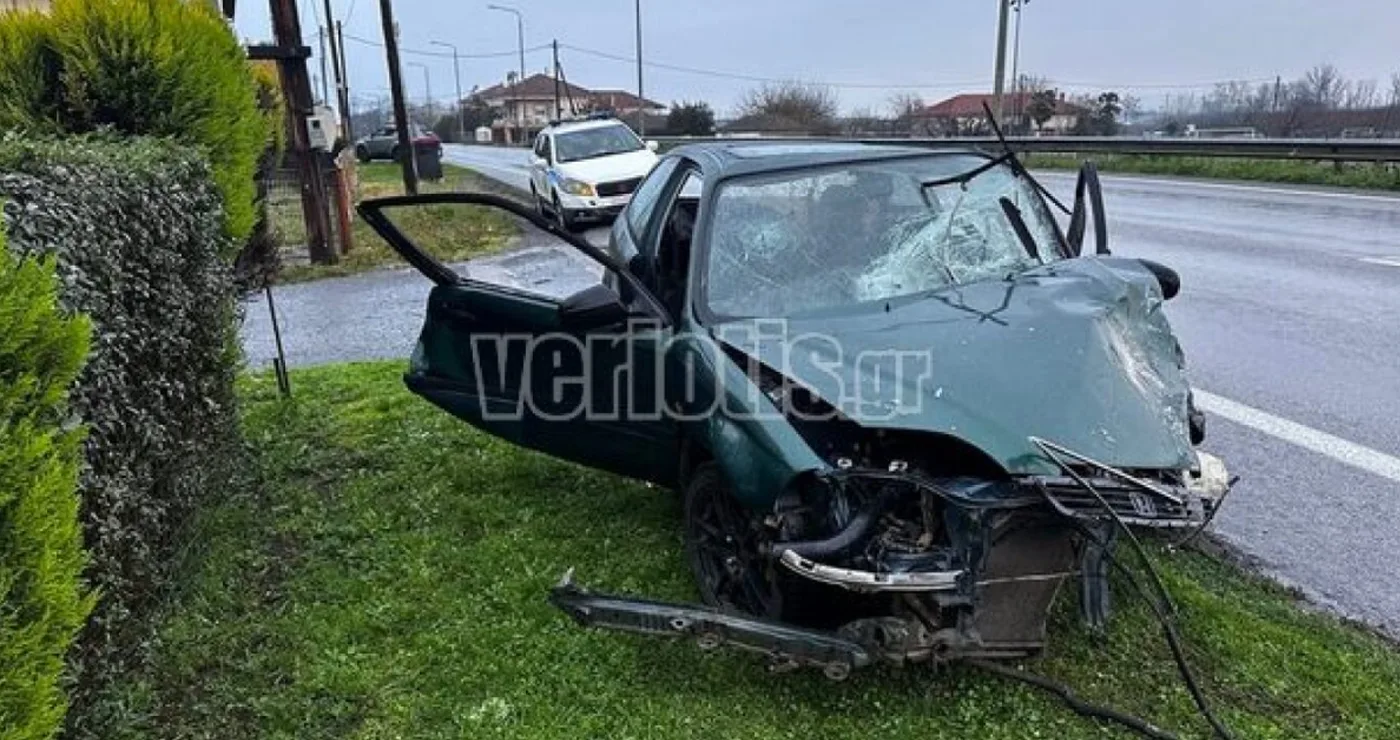 Θρήνος στη Βέροια για τον 22χρονο που σκοτώθηκε σε τροχαίο: Διαλυμένο το αυτοκίνητο που οδηγούσε (Bίντεο + φωτογραφίες)