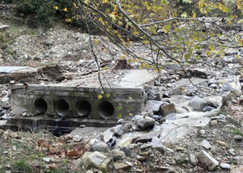 Σφοδρή κακοκαιρία στο Βελβεντό: Ασφαλτος “εξαφανίστηκε” μετά τη θεομηνία – Μεγάλοι όγκοι νερού