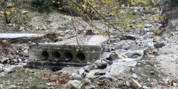 Σφοδρή κακοκαιρία στο Βελβεντό: Ασφαλτος “εξαφανίστηκε” μετά τη θεομηνία – Μεγάλοι όγκοι νερού