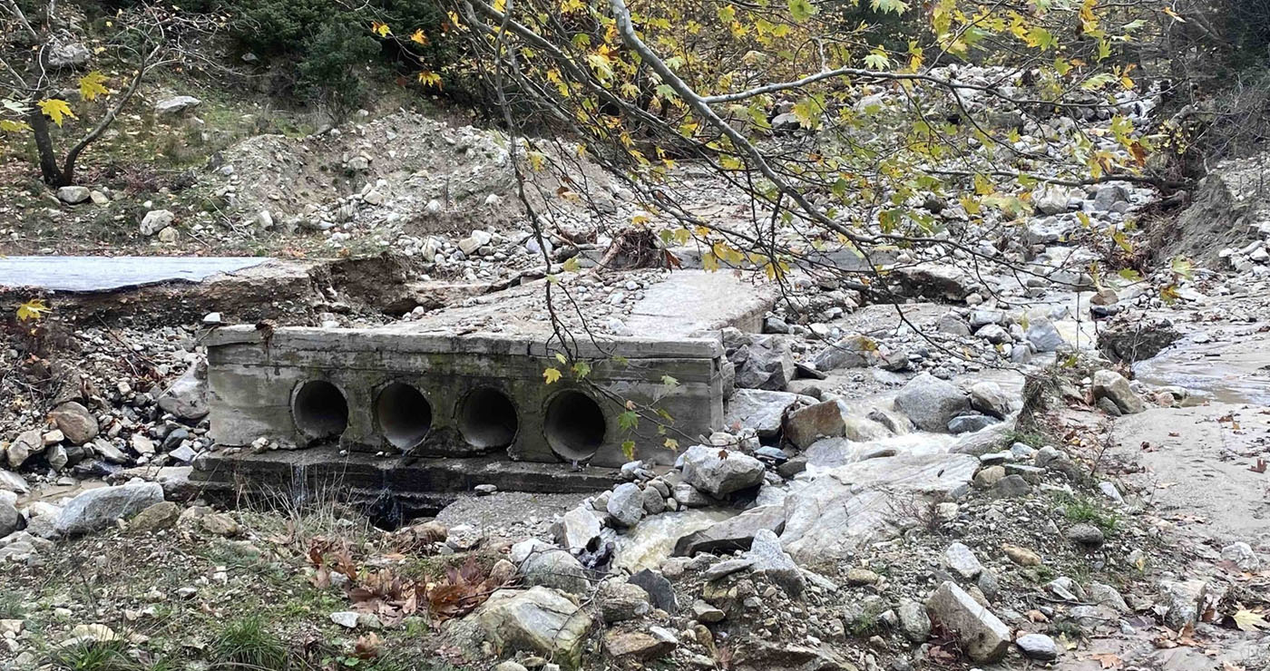 Σφοδρή κακοκαιρία στο Βελβεντό: Ασφαλτος “εξαφανίστηκε” μετά τη θεομηνία – Μεγάλοι όγκοι νερού