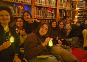 Πτολεμαΐδα: «Χάρισε ένα βιβλίο» – Μια νύχτα γεμάτη φως και βιβλία στη Δημοτική Βιβλιοθήκη (Φωτογραφίες)