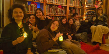 Πτολεμαΐδα: «Χάρισε ένα βιβλίο» – Μια νύχτα γεμάτη φως και βιβλία στη Δημοτική Βιβλιοθήκη (Φωτογραφίες)