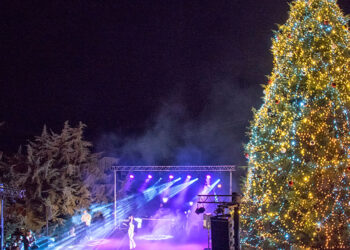 Γεμάτη λάμψη, μουσική και μαγεία η φωταγώγηση του Χριστουγεννιάτικου Δέντρου στη Σιάτιστα