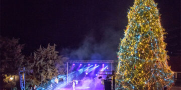 Γεμάτη λάμψη, μουσική και μαγεία η φωταγώγηση του Χριστουγεννιάτικου Δέντρου στη Σιάτιστα