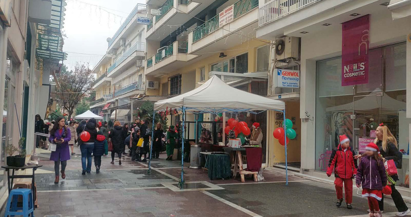Παραμονή Χριστουγέννων και όλη η πόλη… μια γιορτή, η κάμερα του e-ptolemeos μας δίνει τη σημερινή εικόνα ! (ρεπορτάζ της Κούλας Πουλασιχίδου)