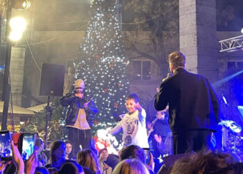 Πτολεμαΐδα: Το ζεϊμπέκικο του μικρού που έκλεψε την παράσταση στη συναυλία του Γιώργου Λιβάνη (Βίντεο)