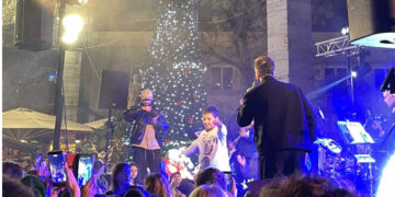 Πτολεμαΐδα: Το ζεϊμπέκικο του μικρού που έκλεψε την παράσταση στη συναυλία του Γιώργου Λιβάνη (Βίντεο)