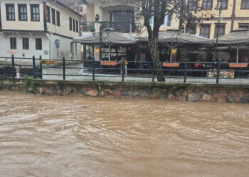 Εικόνες καταστροφής στη Φλώρινα: Καταπλακώθηκε αυτοκίνητο μετά από κατολίσθηση
