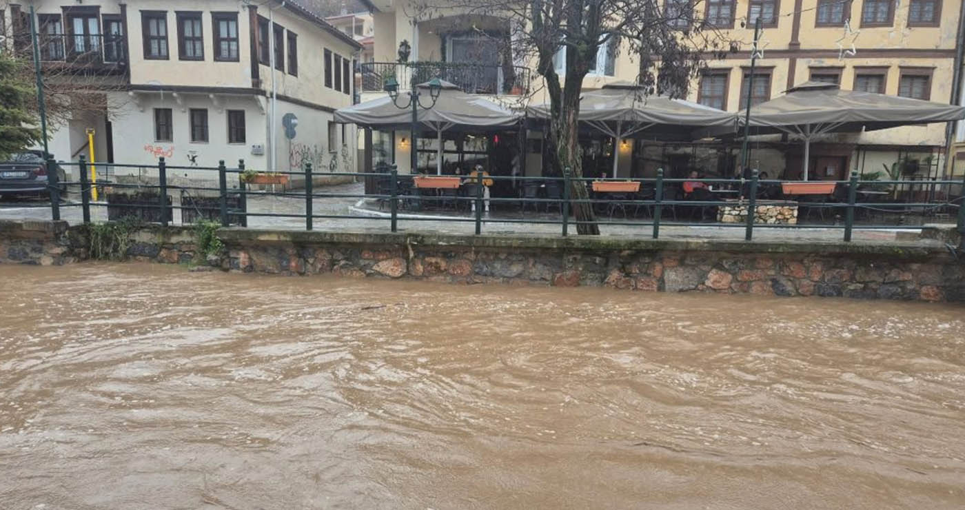 Εικόνες καταστροφής στη Φλώρινα: Καταπλακώθηκε αυτοκίνητο μετά από κατολίσθηση