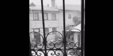 Ανήμερα του Αγ. Αθανάσιου οι καβαλάρηδες του Κρόκου αναβιώνουν το έθιμο για τη σωτηρία του χωριού (Βίντεο)