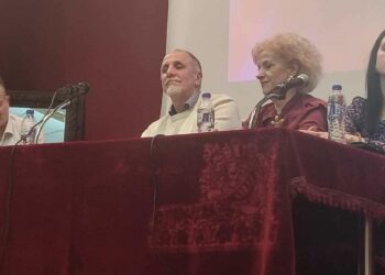 Παρουσίαση του βιβλίου «Σπασμένος Καθρέφτης» στην Στέγη Γραμμάτων και Τεχνών, με τον συγγραφέα Δημήτρη Ράντογλου και τους κριτικούς να βρίσκονται στο πάνελ.