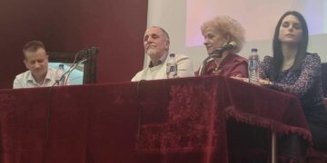 Παρουσίαση του βιβλίου «Σπασμένος Καθρέφτης» στην Στέγη Γραμμάτων και Τεχνών, με τον συγγραφέα Δημήτρη Ράντογλου και τους κριτικούς να βρίσκονται στο πάνελ.