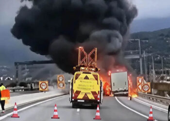 Νταλίκα τυλίχθηκε στις φλόγες στην Εγνατία (βίντεο)