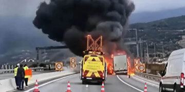 Νταλίκα τυλίχθηκε στις φλόγες στην Εγνατία (βίντεο)