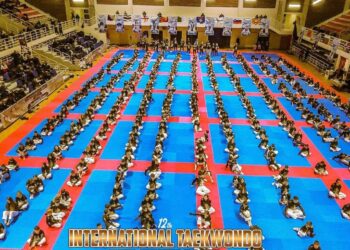 Αθλητές Taekwondo εκτελούν ασκήσεις σε ένα μεγάλο γυμναστήριο στην Κοζάνη κατά τη διάρκεια του Top Snow Camp Taekwondo.